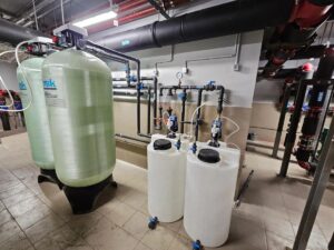 Установка умягчения воды «АКВАЛАЙН UM» с солевым баком и станцией дозирования в ИТП