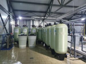 Станция обезжелезивания и умягчения воды: семь фильтров «АКВАЛАЙН» с солевыми баками